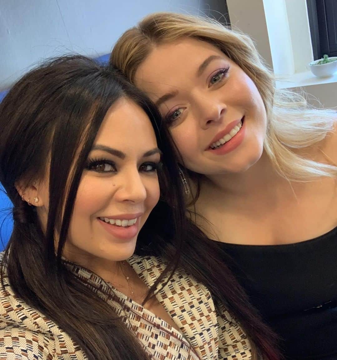 アメリカン・ブロードキャスティング・カンパニーのインスタグラム：「Got a secret? Well, not anymore. Sasha Pieterse and Janel Parrish from @DancingABC join @PrettyLittleLiars: The Perfectionists, premiering tonight at 8|7c on @Freeform. #PLLThePerfectionists」
