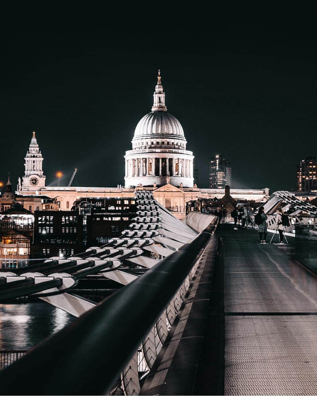 @LONDON | TAG #THISISLONDONさんのインスタグラム写真 - (@LONDON | TAG #THISISLONDONInstagram)「#MillenniumBridge as seen in #HarryPotter with #StPauls looking glorious! Wonderful take from @yosscinematic 🔥🔥 Night #London! 👊🏼 // #thisislondon」3月21日 7時51分 - london