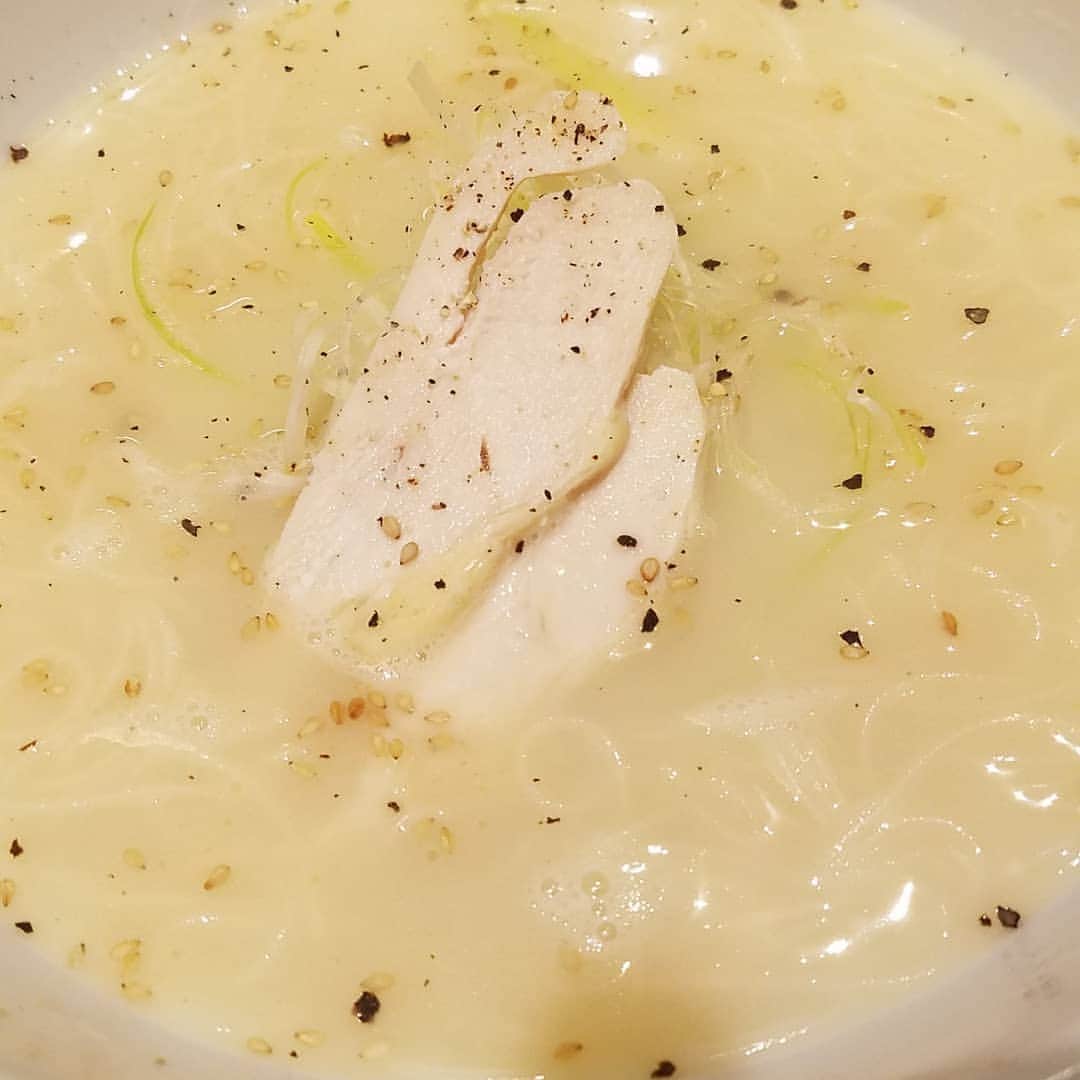 黒田啓蔵さんのインスタグラム写真 - (黒田啓蔵Instagram)「昨日は、仕事の終了が、遅かったのでホテルの近くの鳥料理のお店へスタッフの方々と、こちら凄く美味しいお店でした。ご馳走さまでした。 #焼き鳥 #鶏肉料理 #つくね #揚げ鶏 #鶏ス―プのにゅうめん#難波 #大阪」3月21日 7時45分 - kurodakeizo