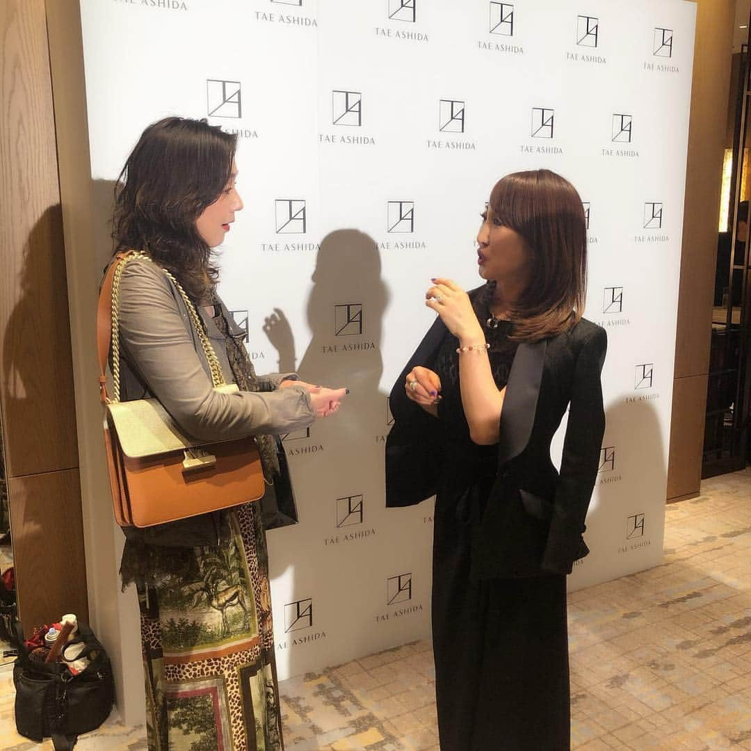 とよた真帆さんのインスタグラム写真 - (とよた真帆Instagram)「#taeashida さんのファッションショー✨今回も素晴らしかった✨ 着たい服がいっぱい。お気に入りのタエさんの服で伺いました^_^  @tae_ashida_official @taeashida @maenorichang とお隣」3月21日 7時46分 - maho_toyota