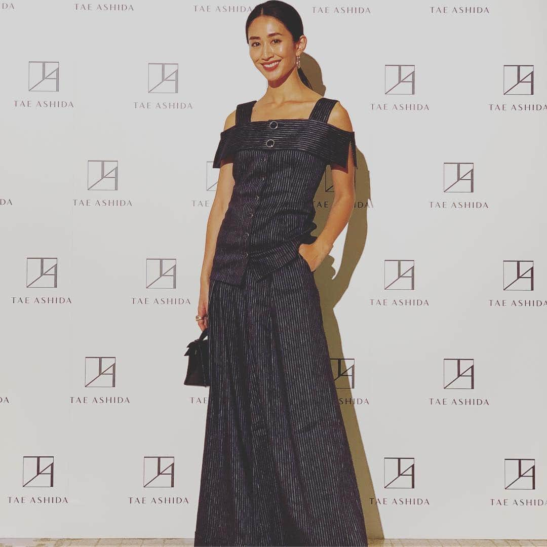 神山まりあさんのインスタグラム写真 - (神山まりあInstagram)「@tae_ashida_official fashionshow  @taeashida さんがおっしゃっていた「チャレンジ」ってなんのことかと思ったら…ビックリ！驚きの素晴らしいショーでした✨  着用しているのはもちろん @tae_ashida_official 。ワイドパンツのスーツで素敵❤️大好きな @ahnmikaofficial ミカさん夫婦にも会えて幸せな夜でした😊  #taeashida #fashionshow #love #fun #grateful #fashion #mom #sisters」3月21日 7時56分 - mariakamiyama