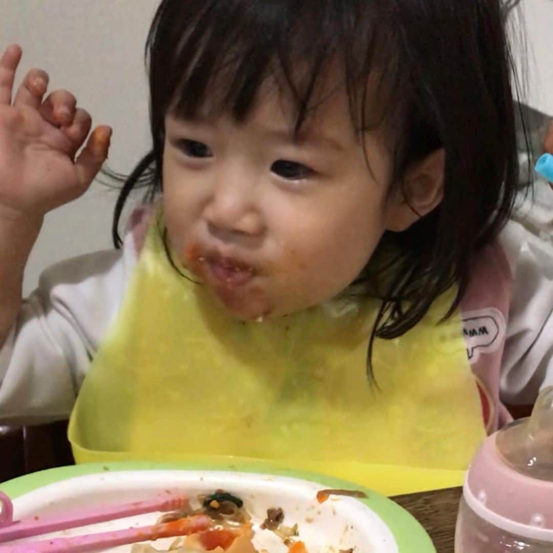潮田玲子さんのインスタグラム写真 - (潮田玲子Instagram)「@littleones.babyfood のデリ！ 忙しくてチビ用にご飯作れなかった時のお助け用😍🙌 完全無添加の離乳食！ 日本一の質を追求した安心安全、美味しい離乳食というだけあって大人が食べてもめちゃ美味しい😋 なんなら私のご飯よりずっと美味しい🤪笑 娘の食欲も半端ない！笑笑 旅行先などでも大活躍すること間違いなしです！ 5ヶ月〜食べられるものもあり外出先での離乳食とか悩む方オススメでーす😍🙌 #リトルワンズナチュラルデリ #離乳食 #完全無添加 #日本一の質 #美味しい #安心」3月21日 8時08分 - reikoshiota_official