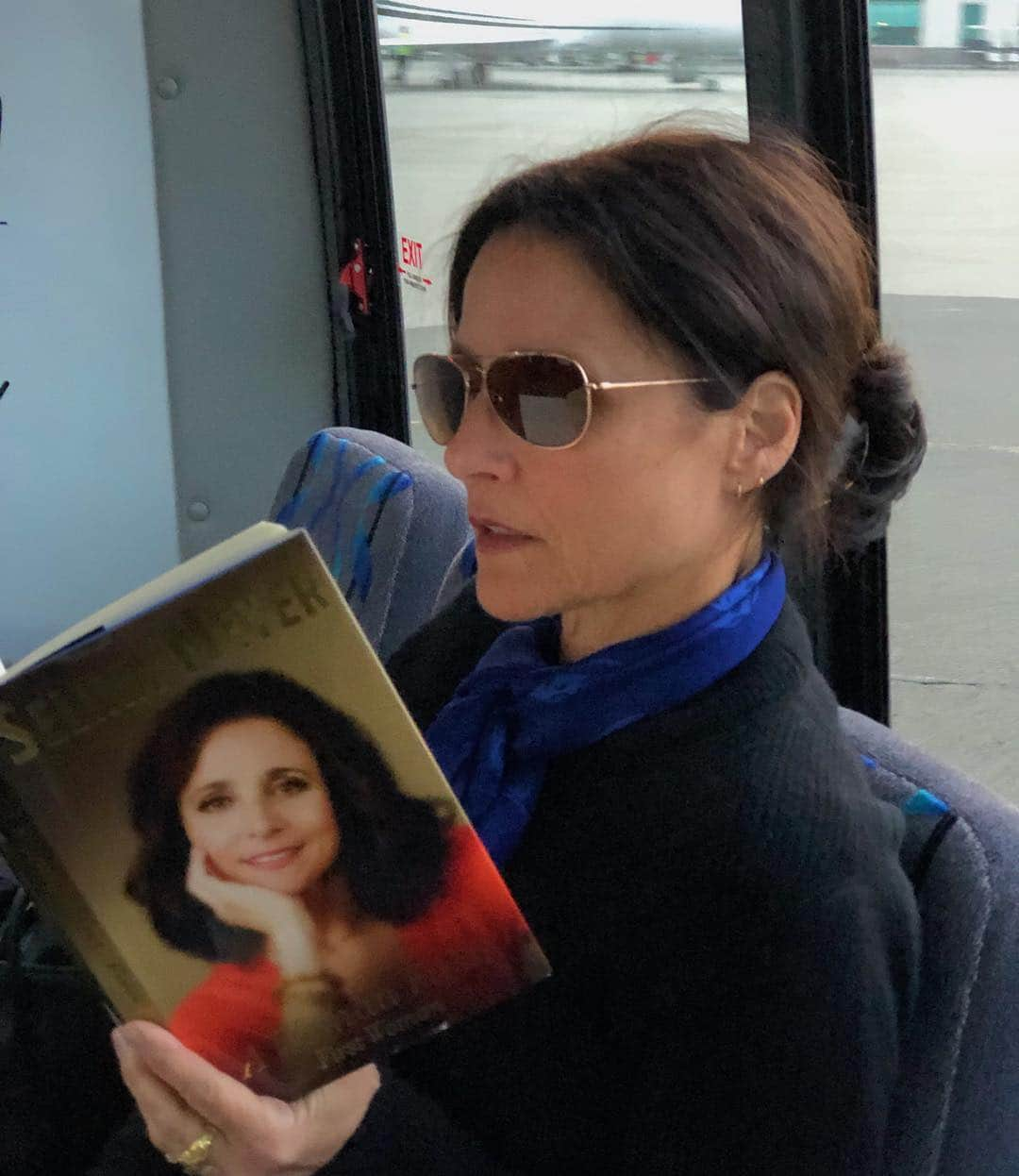 ジュリア・ルイス＝ドレイファスさんのインスタグラム写真 - (ジュリア・ルイス＝ドレイファスInstagram)「Just landed in NYC for @veephbo premiere and can NOT put down this horrible woman’s book. “A Woman First: First Woman” available now @Amazon @abramsbooks. Read it and #veep. (Audio book coming soon - read by the woman herself)」3月21日 8時09分 - officialjld