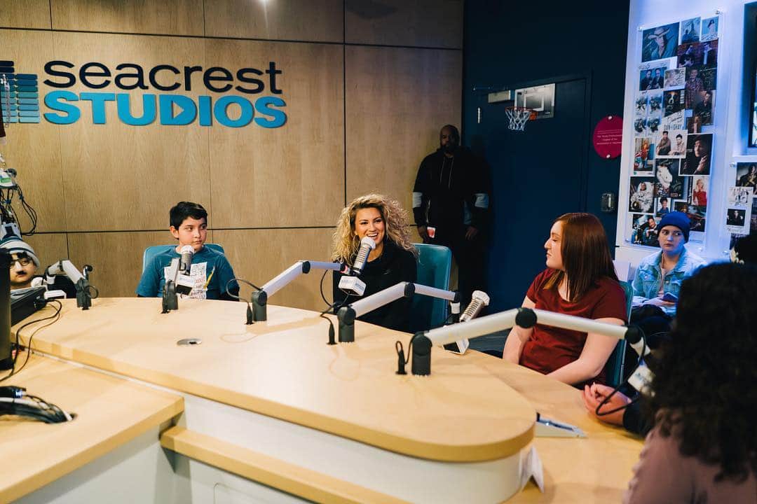 トーライ・ケリーのインスタグラム：「yesterday i got to visit @childrenscolo 💘so special」