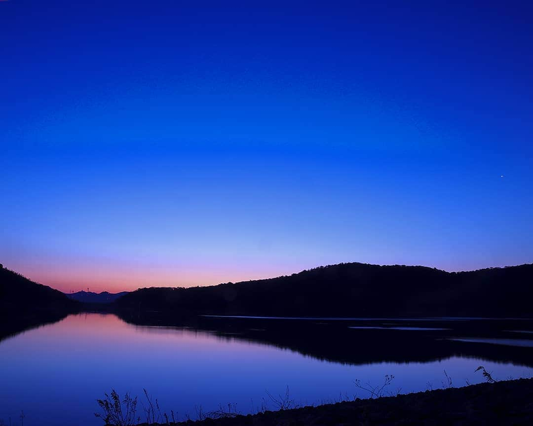 愛知県田原市さんのインスタグラム写真 - (愛知県田原市Instagram)「In Japan, it’s said that “In spring, its the dawn”. * 春はあけぼの * #って言いたかっただけ #そのためにこの前４時半起き #山際の白い感じはあったけど #紫の雲はなくて残念 * いとおかし的な #たはら暮らし * #渥美半島#田原市#伊良湖岬#伊良湖#赤羽根#朝活#あさやけ#朝焼け#日の出#山#春分の日#インスタ映え#sunrise#sunrise_and_sunsets#tahara#irago#akabane#surfing#田舎暮らし#日々の暮らし#休日の過ごし方#スローライフ#instagramjaran#igersjp」3月21日 8時10分 - tahara_kurashi