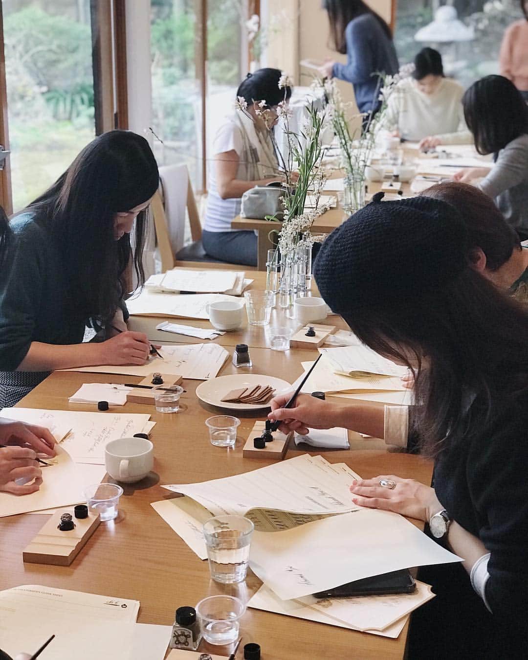 Veronica Halimさんのインスタグラム写真 - (Veronica HalimInstagram)「The first session of creative workshop started yesterday in Tokyo. This four continuous workshops will be focus on the basic of your letterforms, exploring different materials and mediums (different papers, inks, custom wax seal and its applications), learning how to design and create an exciting pieces using inspiration board, photo and styling tips. Can’t wait for the next session! —  #truffypi #vhcalligraphy #カリグラフィー #japan #calligraphystyling #カリグラフィースタイリング #spring #tokyo #calligraphy #mood #igersjp #calligrapher #travelgram #theartofslowliving #cherryblossom #calligraphyworkshop #penmanship #nature #vhjapanworkshop」3月21日 8時15分 - truffypi