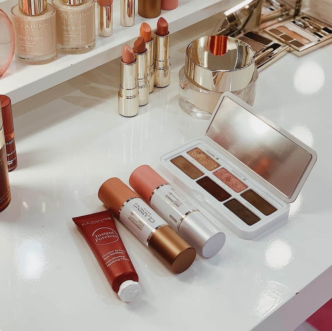CLARINSさんのインスタグラム写真 - (CLARINSInstagram)「Keeping our #MOTD options open 💄 What kind of makeup look are you feeling this week? 📷: @nettybeautylife #ClarinsMakeup #SelfieReadyWithClarins #ClarinsSpringMakeupCollection」3月21日 8時30分 - clarinsusa