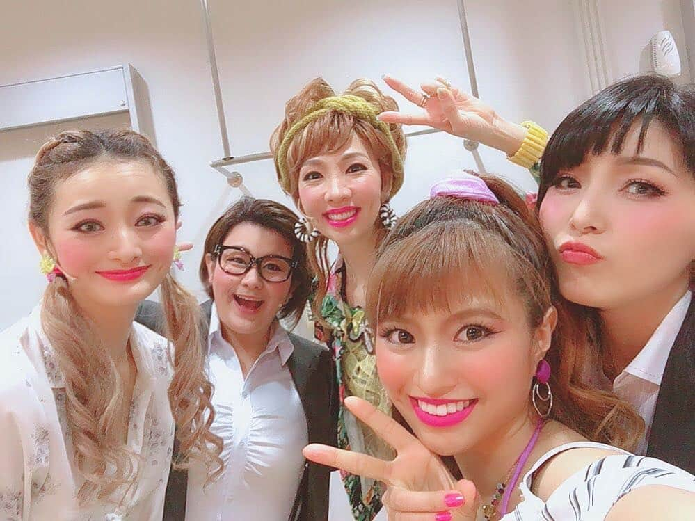 樹里咲穂さんのインスタグラム写真 - (樹里咲穂Instagram)「『キューティブロンド』広島公演１日目ありがとうございました💕💕 お客様からの熱がこちらに伝わってきてとっても嬉しかったです😍✨ 今日も楽しんでいただけますように💕えみつん、いーちゃん、しゃーむー、みれたんと写真撮ったよ📸」3月21日 8時30分 - juripyon1028