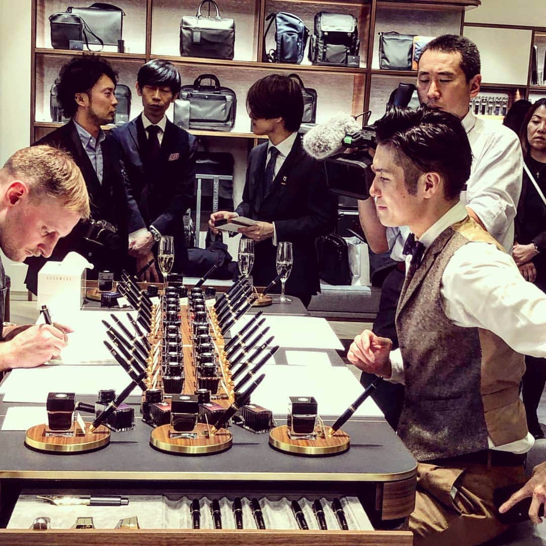 梅川壱ノ介（舞踊家）のインスタグラム：「昨夜での一コマ。 MONTBLANCのノート、大切に今日から使います。  #モンブラン　 #梅川壱ノ介 #MONTBLANC #montblancginza  #letter_boy」