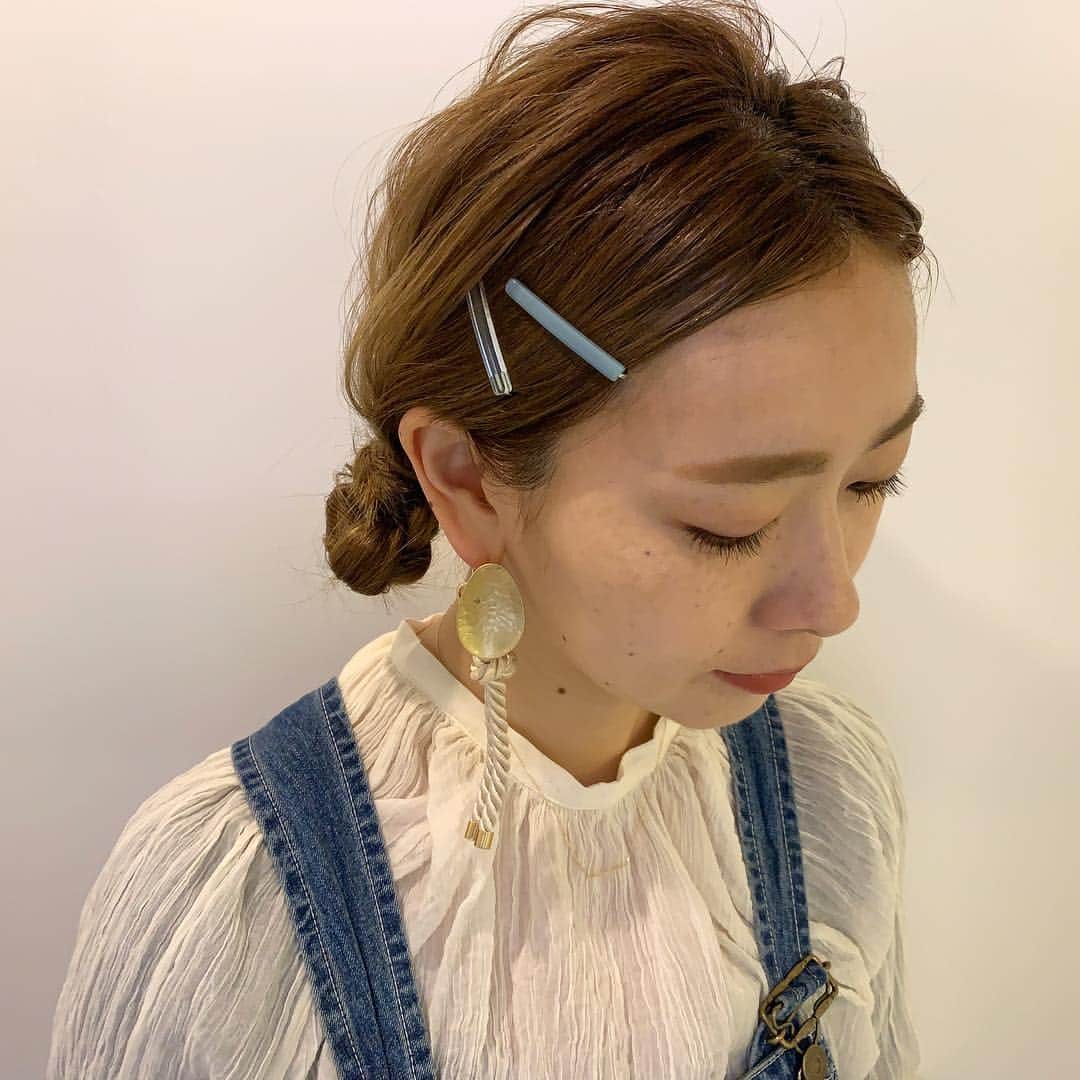 のインスタグラム：「2019,03,21のアレンジ ツインのコンパクト団子👧🏻 ツインテールしてから毛先三つ編みにして巻きつけてゴムで留めたよ☝🏻 強風予報だったから風対策🌀 ピン… @san_official ピアス… @cludo_nao ・・・ #ヘアアレンジ #uアレンジ #ボブアレンジ #ミディアムアレンジ #ロングアレンジ  #uボブアレンジ #hairarrange #hairstyle #tcbsnap #sAnコレ #cludo」