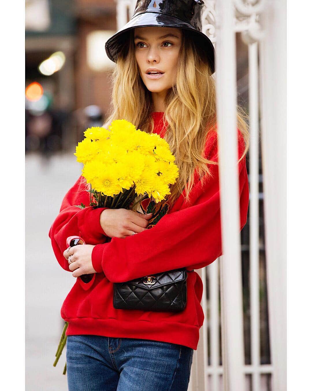 ニーナ・アグダルのインスタグラム：「I jumped on the bucket hat wagon but in all honesty its because i was too lazy to wash my hair. 📸 @taylorbphoto」