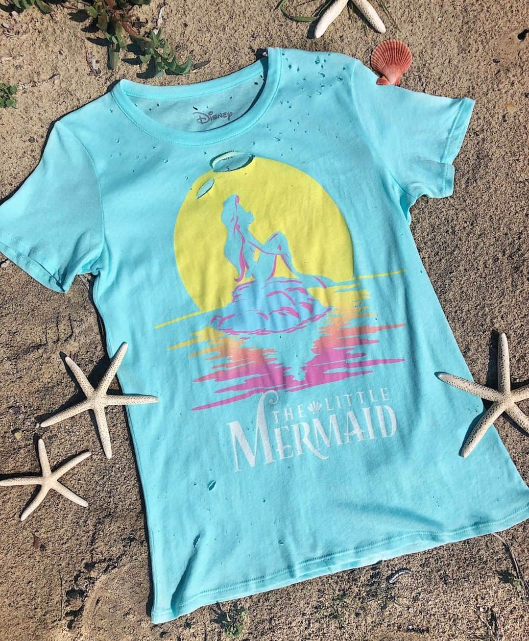 チェイサーのインスタグラム：「Still obsessing over our Disney collection✨🧜🏼‍♀️ @disney #chaserbrand ⠀⠀⠀⠀⠀」
