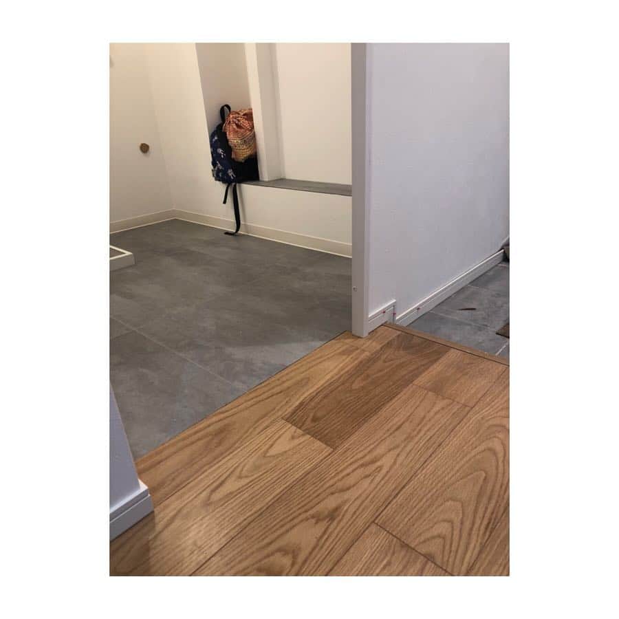 笹峯愛さんのインスタグラム写真 - (笹峯愛Instagram)「2019.3.18 床入りました。 ナチュラル系のオークです。  憧れの足場板とか、無垢材とか  本当に、ほんとうに そうしたかったけど  お値段が…全然違う。  まだまだヤンチャなデデがいるし 床板を大切にしたい一心で 息子へのピリピリが募ると嫌だから お手入れしやすい床を。  という事にしました←そうやって、何かと自分を納得させるw 妥協じゃないのよ、ベストな選択←そうやって言い聞かすww  その分、木幅は ずっと思い描いていた太めの幅で 151.5mm  トイレと洗面所の水周りの床は やはりお手入れ考えて 土間と同じタイル…に似せたスムースモルタル。  タイルは冷たいし これまた、お値段が…お高い。  ので  スムースモルタルと目地棒で 玄関タイルと、なんちゃっておそろにしています。  そんなグレーの床に対して トイレの壁は、白一色ですが エコカラットタイルで 実用性と、ちょっとの変化を。  やはり質感、何はともあれ質感だろ？と 誰に確認する間もなく、意識して決めましたが  タイルとクロスの見切りも、そこにうるさく アルミやステンレスではなく、ウッドにしてもらいました。  近くで見ないとわからないくらいの変化ですけどね。  でも、トイレって座って何かとジッとしてるわけで よくよく見てしまうじゃないですか？ という事で、マジマジと見て うむ、木で正解…と頷いております。  さて、いよいよ唯一の色味 建て具が入っていきまーす。  ワクワク♫  #リノベーション #マンション  #woodtec #オーク HVN20005MP #sangetsu #スムースモルタル IS-728 #目地棒 MB-54-S #LIXIL  #エコカラット  #グラナスハルト ECP-250/HRT1」3月21日 8時56分 - mineco.m