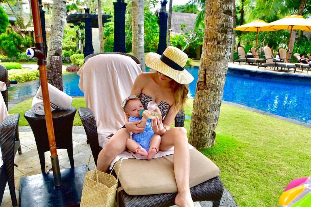 太田エイミーのインスタグラム：「Great fun to let mini experience many new things - the pool, sand, grass, sunsets, (sunrises too 😂) birds, ants, floatie, fountains etc. She’s getting a bit harder to handle during meal times though. Being impatient. Any tips on how to distract her at the dinner table? . . . . @shangrilaboracay #shangrilaboracay #shangrila #myshangrilaboracay #philippines #boracay #boracayisland #travrl #travelphotography #travelblog #travelblogger #traveling #」
