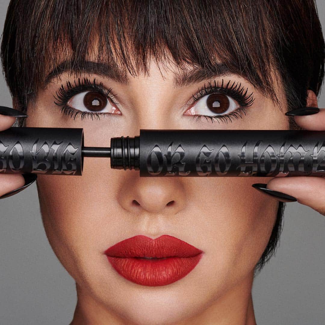 ジャッキー・クルーズのインスタグラム：「Today is the day! I get to finally share that I’m the face of @katvondbeauty’s new vegan mascara Go Big or Go Home available on 4/19 @Sephora @Debenhams #SephorainJCP  There is power in the spoken word. I dreamed of this day and put it out there in the world, speaking it into existence. I’m so grateful for this new opportunity to show the world that, with dedication, hard work, and faith, anything is possible.  #gbogh #kvdbmascara #veganmakeup」