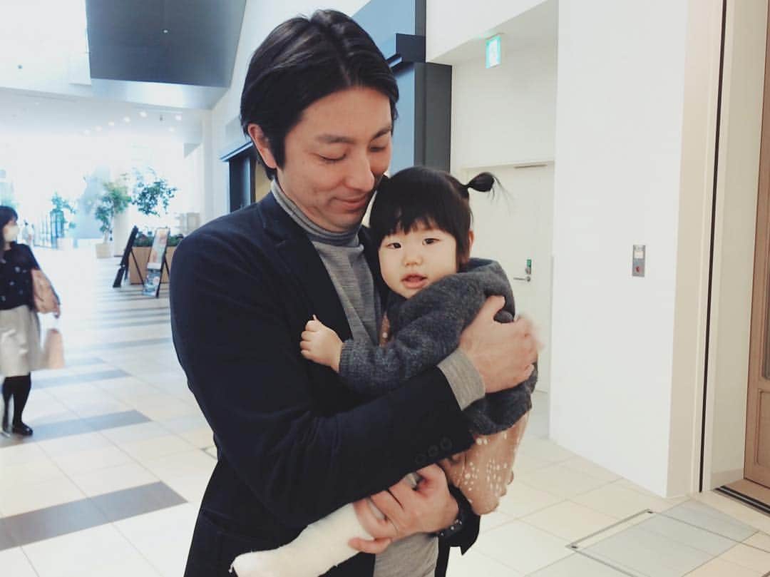 naoko tawaraのインスタグラム：「宙郷さんと瑛菜。 今日は西宮ガーデンズにオープンした茅乃舎にて、宙郷さんと仕事の話と子育ての話をw お話ししているあいだ、宙郷さんにほぼほぼ抱っこしてもらって、なんなら1時間くらい寝ていた娘。 初対面なのに、、、 宙郷さんのパパ力を感じました。  オープンした茅乃舎は宙郷さんが携わっていて、初めて雑貨の取り扱いがあったり、店内にはキッチンもあって、今後料理教室なども行われるそうです（写真撮り損ねた… 大人気ですごい人だったけれど、店員さんたちの対応が素晴らしく、勉強になりました。元気でホスピタリティ高い！ 離乳食におすすめの野菜だしを買ったので明日さっそく使ってみます。他にも白だしや筍ごはんの素も買ったので早く使いたい。 無添加って正義やな〜 #茅乃舎 #阪急西宮ガーデンズ #野菜だし #えな抱っこチャレンジ」