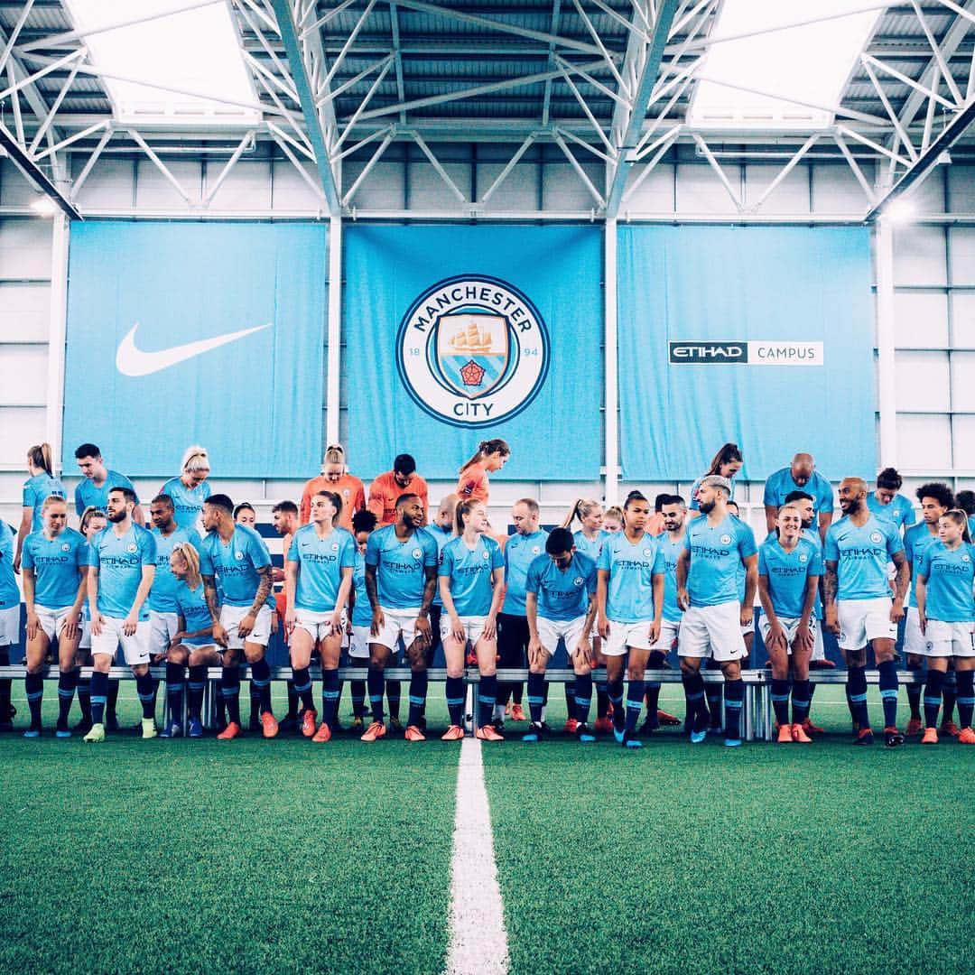 マンチェスター・シティFCさんのインスタグラム写真 - (マンチェスター・シティFCInstagram)「We Won It Together 🏆 . We Celebrate Together 🏆 . 🔵 #mancity」3月21日 0時09分 - mancity