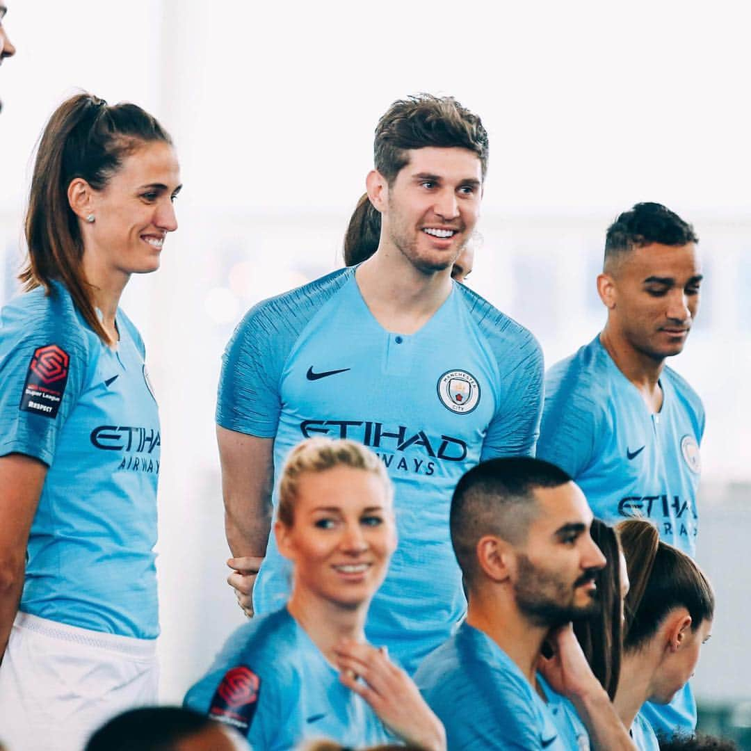 マンチェスター・シティFCさんのインスタグラム写真 - (マンチェスター・シティFCInstagram)「We Won It Together 🏆 . We Celebrate Together 🏆 . 🔵 #mancity」3月21日 0時09分 - mancity