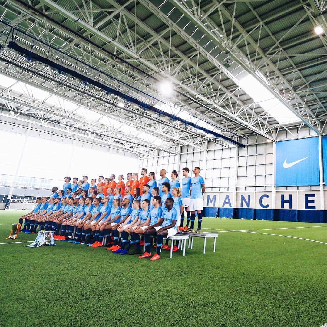 マンチェスター・シティFCさんのインスタグラム写真 - (マンチェスター・シティFCInstagram)「We Won It Together 🏆 . We Celebrate Together 🏆 . 🔵 #mancity」3月21日 0時09分 - mancity