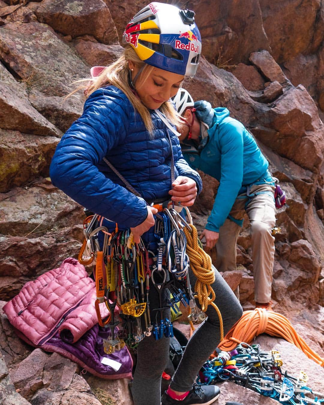 サッシャ・ディギーリアンさんのインスタグラム写真 - (サッシャ・ディギーリアンInstagram)「Trad climbing... this is why I train with a weight vest 😮!」3月21日 0時09分 - sashadigiulian