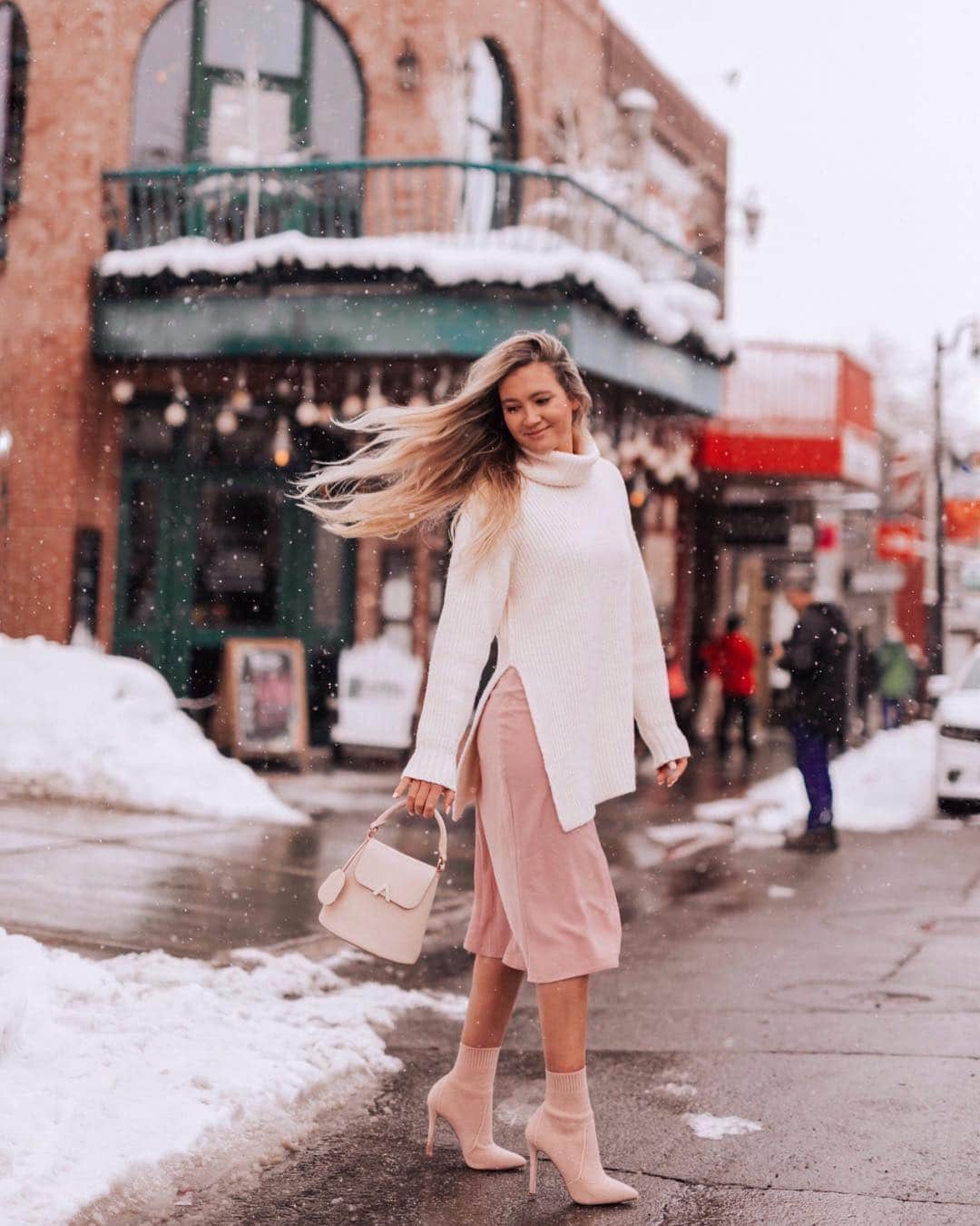サシャ・カリスのインスタグラム：「I don’t think any other Bahamian has as much fun in the snow as I do 😄❄️⛄️ Look by @lulus 💕 . . . 📸 @jessicajanaephotography #parkcity #utah #snowphotography #ootd #fashionblogger #travelblogger #travelphotography #mainstreetparkcity #lovelulus #lulusambassador」