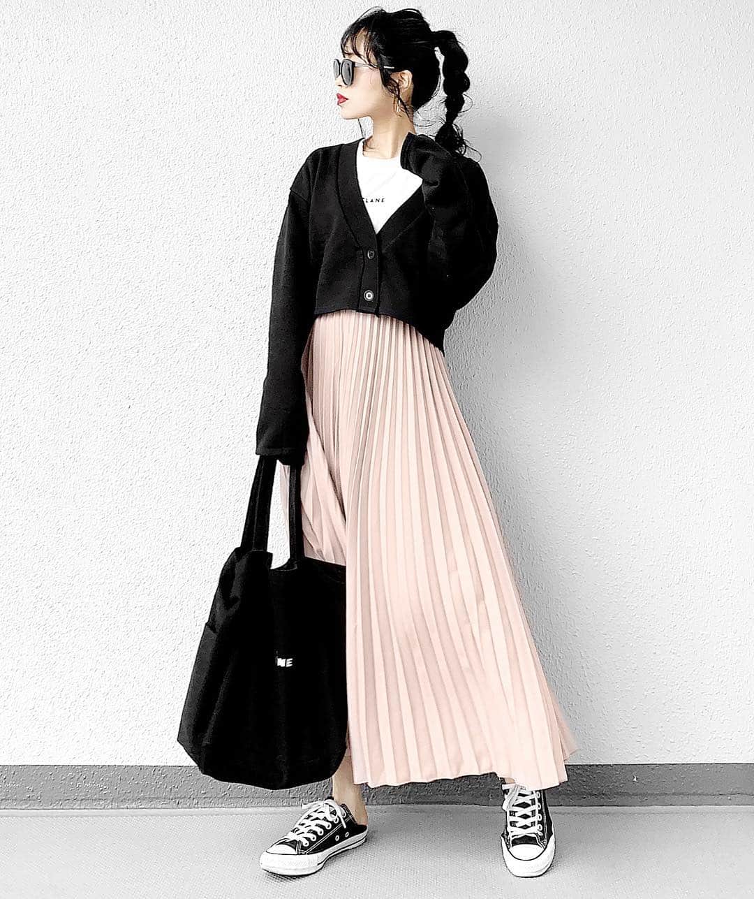 lve_xxxxのインスタグラム：「.﻿ .﻿ WEARに載せて﻿ こっち載せてなかったやつ📸﻿ ﻿ @akte_official ﻿ ☑︎ スウェットカーディガン ﻿ ﻿ オーダーしたのが﻿ 届いてすぐに着たんだったw﻿ ﻿ これ、本当に届くの﻿ 待ってたやつなんですよ😭🖤﻿ ﻿ ショート丈のソフトタッチの﻿ スウェットカーデ﻿ ﻿ ショート丈たがらロングスカートでも﻿ バランスが取りやすくて、﻿ 足長効果抜群すきで拍手喝采👏←﻿ ﻿ ボタンをとめて着ても良し◎﻿ あけて肩抜いて着ても良し◎﻿ ﻿ これは、ずーっと﻿ 使えるアイテムだと思うので﻿ 是非チェックしてみてください🔍✧﻿ ﻿ プリーツスカートは﻿ @lagemme_ のホワイトの色違いです☺︎﻿ ﻿ －－－－－－－－－－－－－－－－－－﻿﻿﻿﻿﻿﻿﻿﻿﻿﻿﻿﻿﻿﻿﻿﻿﻿﻿﻿ ﻿﻿﻿﻿﻿﻿﻿﻿﻿﻿﻿﻿﻿﻿﻿﻿﻿﻿﻿ item詳細(ブランド・サイズ等)に﻿﻿﻿ 関しましては﻿﻿﻿﻿﻿﻿﻿﻿﻿﻿﻿【WEAR】を﻿﻿﻿ ご参照くださいませ🙇‍♀️♡﻿﻿﻿﻿﻿﻿﻿﻿﻿﻿﻿﻿﻿﻿ ﻿﻿﻿ プロフのURLより飛んで頂けます✈︎﻿﻿﻿﻿﻿﻿﻿﻿﻿﻿﻿﻿﻿﻿﻿﻿﻿ ﻿﻿﻿ －－－－－－－－－－－－－－－－－－﻿﻿﻿ ﻿﻿」