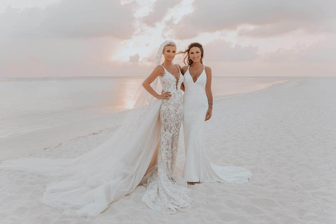 ビリー・フェアーズさんのインスタグラム写真 - (ビリー・フェアーズInstagram)「My beautiful maid of honour @samanthafaiers it was so special to have my sister every step of the way with me, we have had the most amazing year of celebrating but this day topped it all ... thank you my best friend, my sister I love you ❤️ how beautiful you looked in your dress we designed alongside the very talented @russellblackburnfashion @blackburnbridal ❤️ photo 📸 @staceyclarkephoto ❤️」3月21日 0時14分 - billieshepherdofficial