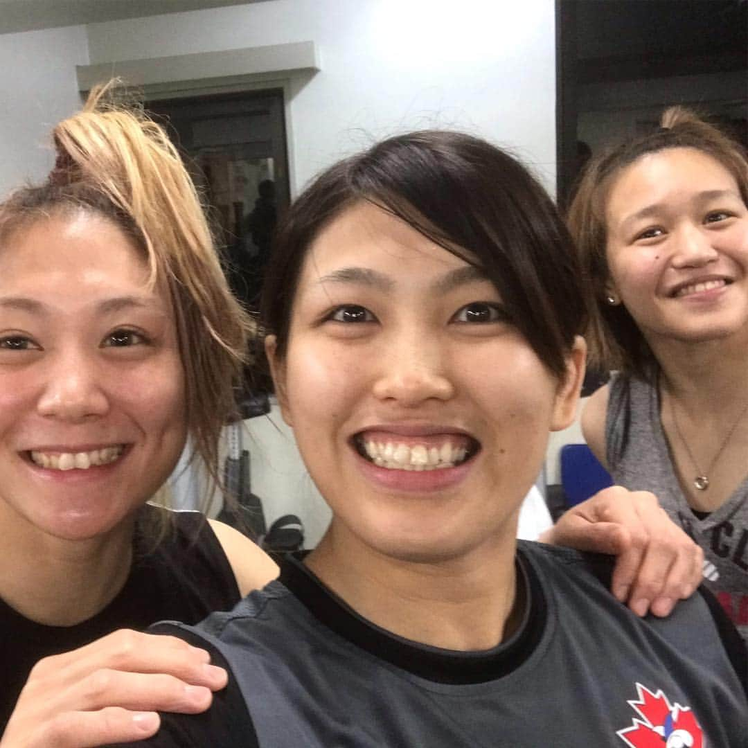 渡辺華奈さんのインスタグラム写真 - (渡辺華奈Instagram)「女子会とはこの事！！！ 女性率が高いとなんだか楽しい^_^ 2枚目は三十路ーズ！ みんな尊敬するアスリート💪 . . . #女子トレ #トレーニング #土居トレ #柔道#総合格闘技#居合道 #筋肉女子 #戦う女子 #女子アスリート #戦闘力高め #スカイライブR #三十路」3月21日 0時21分 - kana_0821