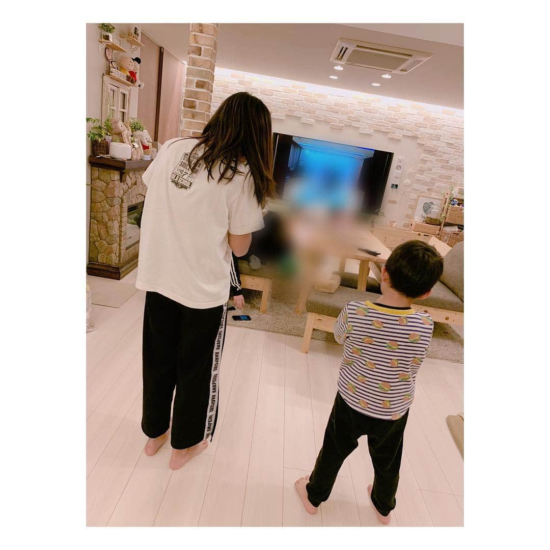 辻希美さんのインスタグラム写真 - (辻希美Instagram)「３０日のライブの練習をDVD見ながらしてたら子ども達も真似して踊ってました(灬˘╰╯˘灬)♥｡･ﾟ  #ひなフェス #ライブ #練習 #真似 #ダンス #可愛い #嬉しい #30日 #本番頑張らないとな #ドキドキ #ワクワク #ソワソワ」3月21日 0時21分 - tsujinozomi_official