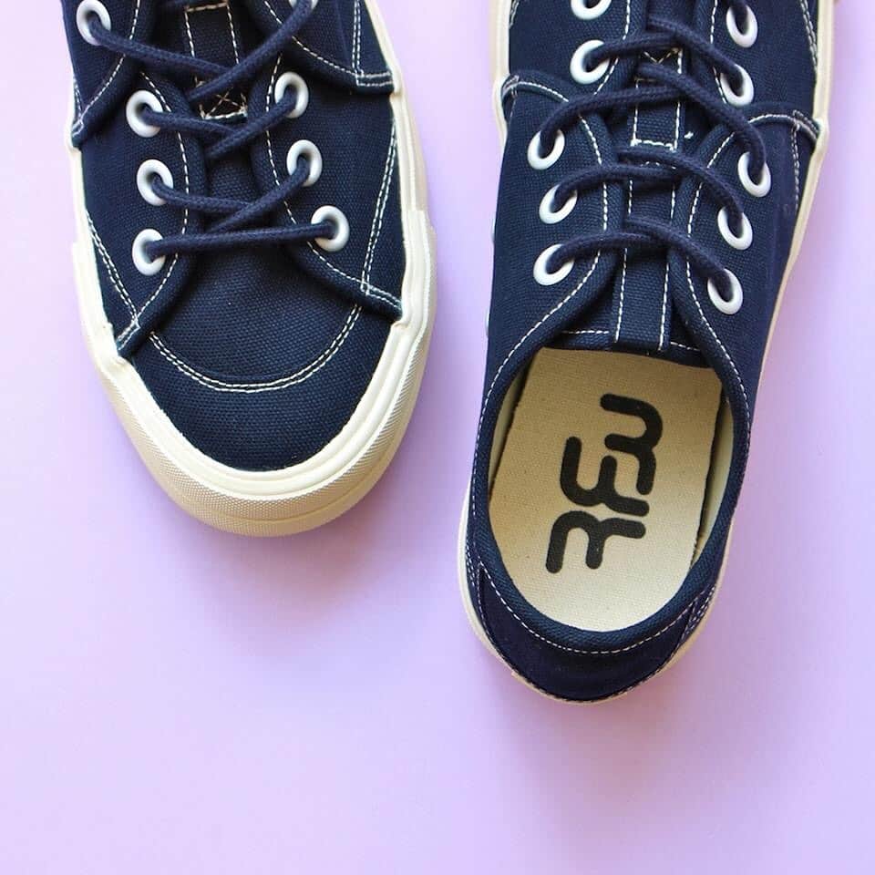 のインスタグラム：「《RFW PICK UP》  SANDWICH-LO HERITAGE -Navy-  落ち着いた配色のネイビー 合わせるパンツを選ばず 年間を通して履ける万能カラー  www.rfwtokyo.com @rfwtokyo  #rfw #rfwtokyo #rhythmfootwear #sneaker #sneakers #kicks #instashoes #instakicks #sneakerhead #sneakerheads #nicekicks #sneakerfreak #kickstagram #2018aw #spring #summer #autumn #winter #renewal #20th #aniversary #tokyo #rpm #rhythmprimarymarket #定番 #sandwich #locut #heritage #classic」