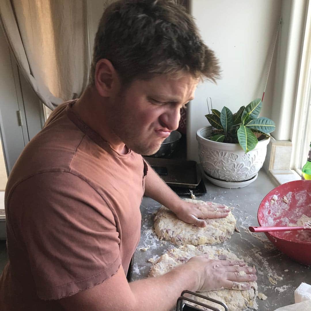 マイケル・グラント・テリーのインスタグラム：「New @secondmealpod out today! Listen to Eugene Byrd tell his story. Download link in my bio. This is a picture of me making biscuits... just because. #podcast #secondmeal #actor #bones @vududaddy @mosh310」