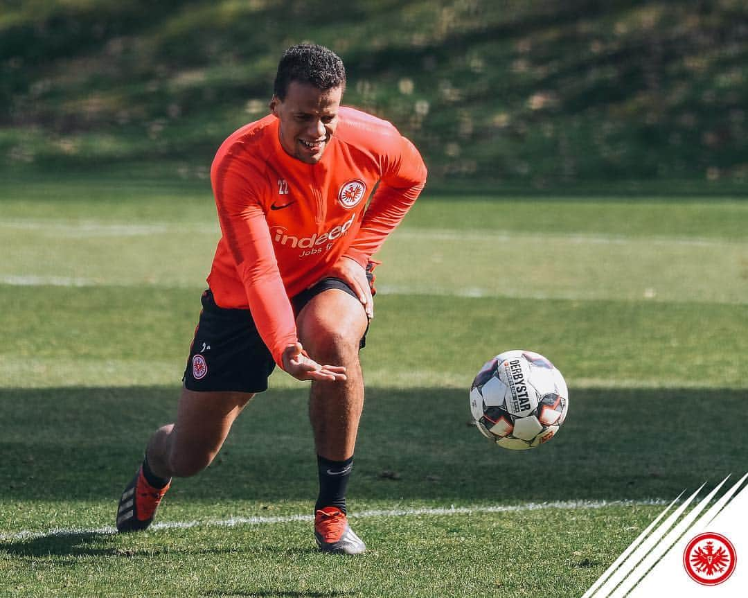 アイントラハト・フランクフルトさんのインスタグラム写真 - (アイントラハト・フランクフルトInstagram)「Abräumer! 🎳 • • #training #sge #eintracht #frankfurt #eintrachtfrankfurt」3月21日 0時23分 - eintrachtfrankfurt