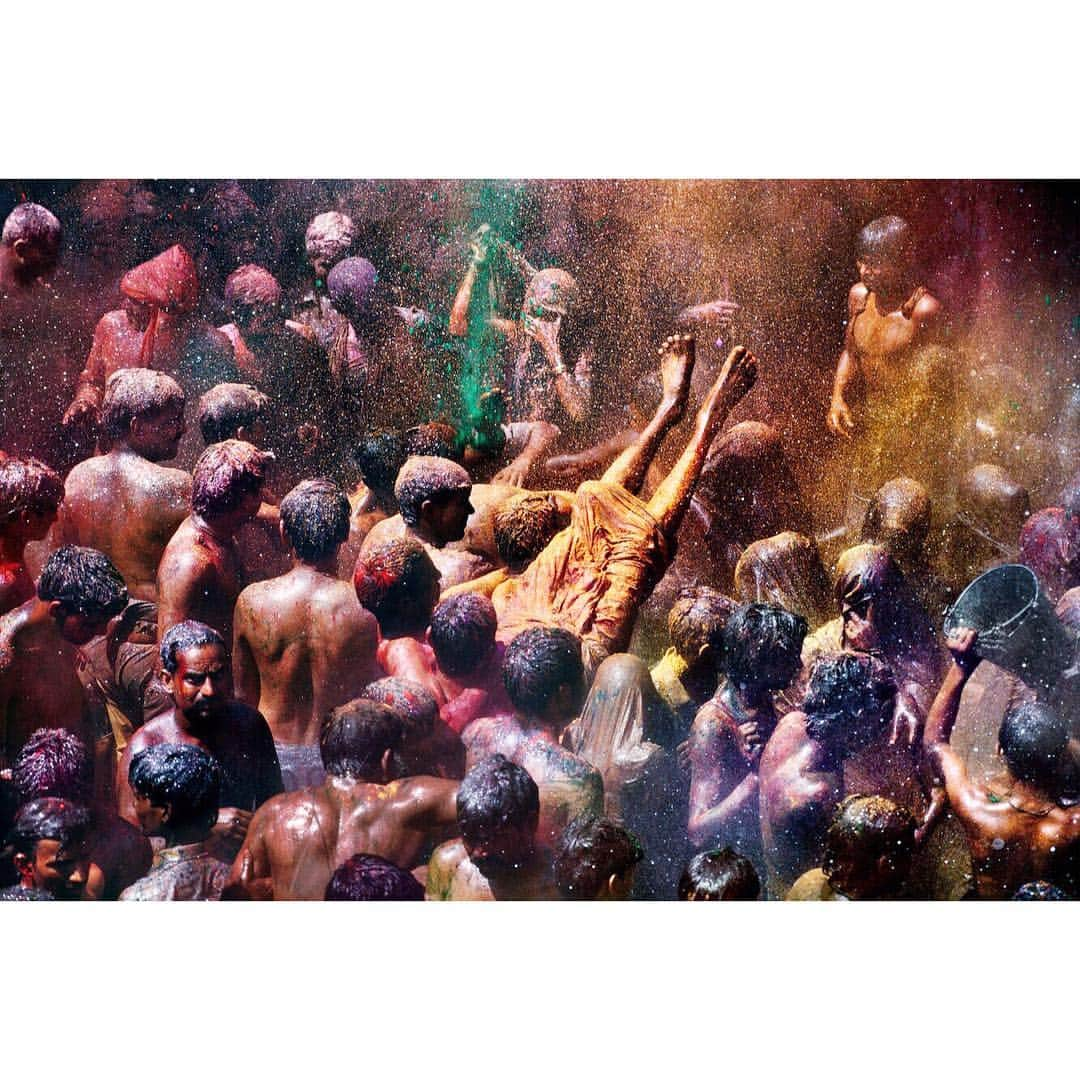 スティーブ・マカリーさんのインスタグラム写真 - (スティーブ・マカリーInstagram)「The celebration of the festival of Holi marks the coming of spring. People douse themselves with bright colored powders and water. This tradition has spread from the Indian Subcontinent to other parts of the world.  First Image: #Rajasthan, #India, 1996.  Second Image: #Rajasthan, #India, 2009.  Third image: #Rajasthan, #India, 1996.」3月21日 0時23分 - stevemccurryofficial