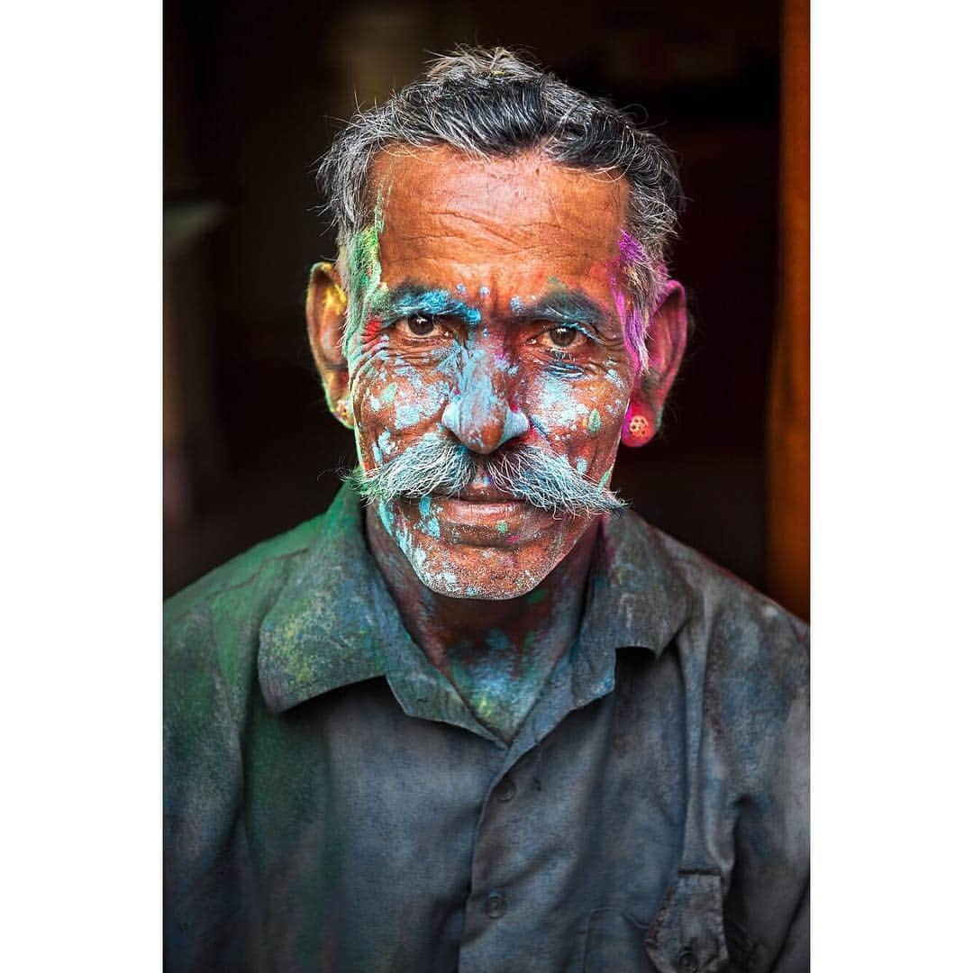 スティーブ・マカリーさんのインスタグラム写真 - (スティーブ・マカリーInstagram)「The celebration of the festival of Holi marks the coming of spring. People douse themselves with bright colored powders and water. This tradition has spread from the Indian Subcontinent to other parts of the world.  First Image: #Rajasthan, #India, 1996.  Second Image: #Rajasthan, #India, 2009.  Third image: #Rajasthan, #India, 1996.」3月21日 0時23分 - stevemccurryofficial