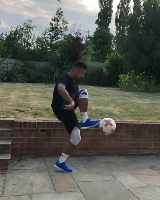 F2Freestylersのインスタグラム：「Whaaat!? Jezza pulling it off TWICE in a row 🙉😅💪🏼 #DareToCreate」