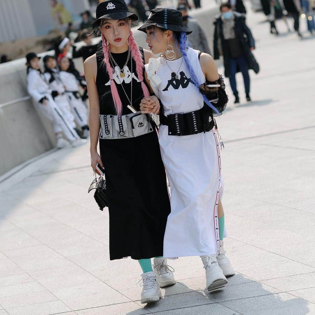 Vogue Runwayさんのインスタグラム写真 - (Vogue RunwayInstagram)「Twinning, and make it fashion. See all of the street style coverage from Seoul Fashion Week Fall 2019 so far at the link in our bio, and check back for updates. Photographed by @iamalexfinch」3月21日 0時30分 - voguerunway