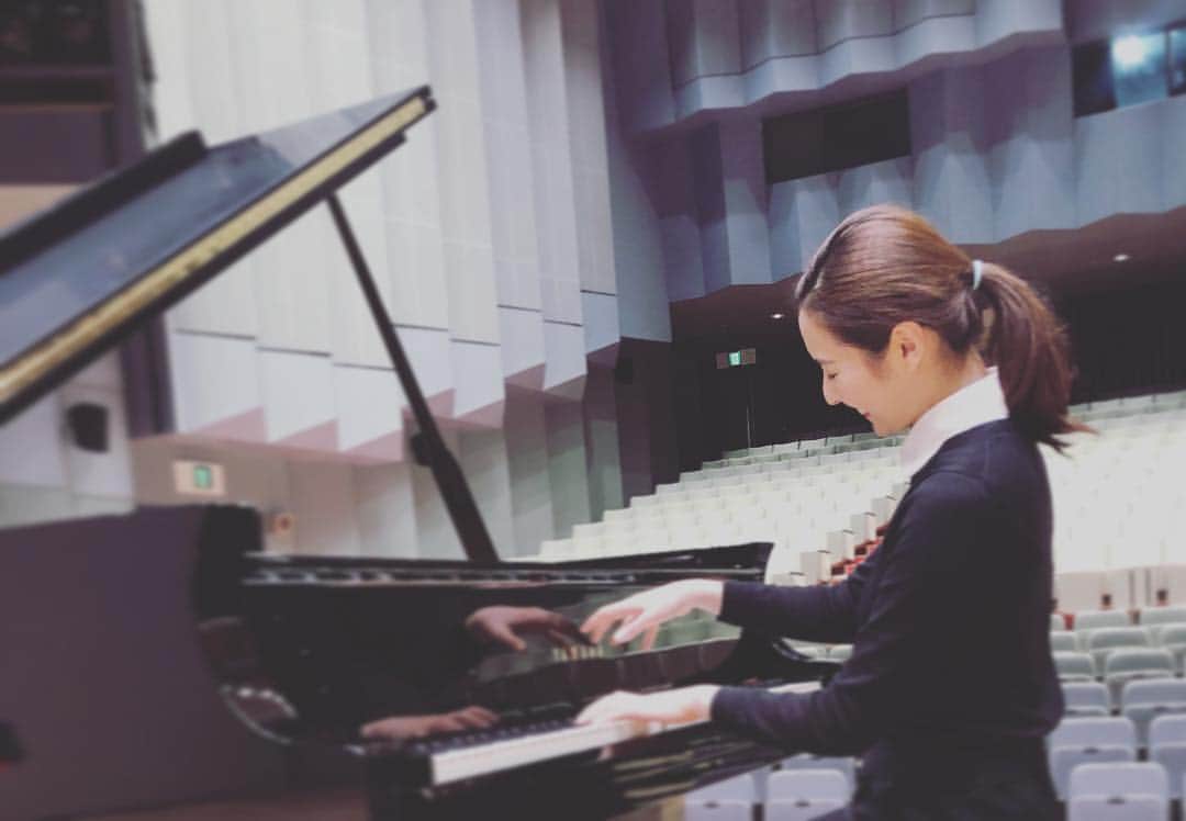 森本麻衣のインスタグラム：「practice & practice! . . . . . #maimorimoto#piano#pianist#grandpiano#yamaha#cfx#🎹#😊#practice#time #森本麻衣#ピアノ#ピアニスト#コンサートホール#ヤマハ#グランドピアノ#練習#音楽#クラシック#終わりなき旅」
