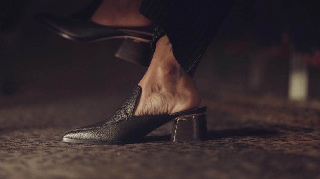 ニコラス カークウッドさんのインスタグラム写真 - (ニコラス カークウッドInstagram)「Put your best foot forward, like @nikolavasakova did in her timeless Beya mules #NicholasKirkwoodSoleStories #luxuryshoes #girlsinfilm」3月21日 0時40分 - nicholaskirkwood