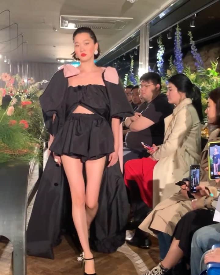 チャン・ユンジュのインスタグラム：「모든 순간이 아름다웠다.  난 오늘 꽃 길을 걸었다. 🌷🌸💜👠 _ @eenk_official 브랜드를 런칭하기 전. 어느 패션 브랜드에서 디자이너로 일했었던 그녀를 기억한다. 어느덧 자신의 브랜드를 런칭하고. 매년 컬렉션을 선보인 그녀이지만 이번 무대에서 한층 더 업그레이드가 된 의상들을 보며 모두를 놀래켰다. _ 패션쇼는 사라지고 있고. 잡지는 폐간하고 있으며.  국내 디자이너와 모델들은 제 자리를 잃고 있지만. 우리가 좋아하고 사랑하는 일.  패션을 즐기고 지키고 싶은 그 마음들. _ 누구보다 성실하고 열정적인 그녀이기에.  패션계 최고의 사람들이 그녀를 응원하며. 오늘 패션쇼 현장을 지키고 있었다. _ 뜨겁게 주고 받은 오늘의 순간을 잊지 않기를. 온맘다해 그녀를 축복한다. @byhemee」