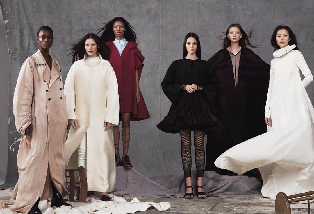 リウ・ウェンのインスタグラム：「Joining the amazing young women @thesocietynyc for @vmagazine! We're ready to rock 💪 Had a great time with all of you and @blairgetzmezibov @gro.curtis.studio @marlabeltmua @michaelsilvahair in the studio that day!」