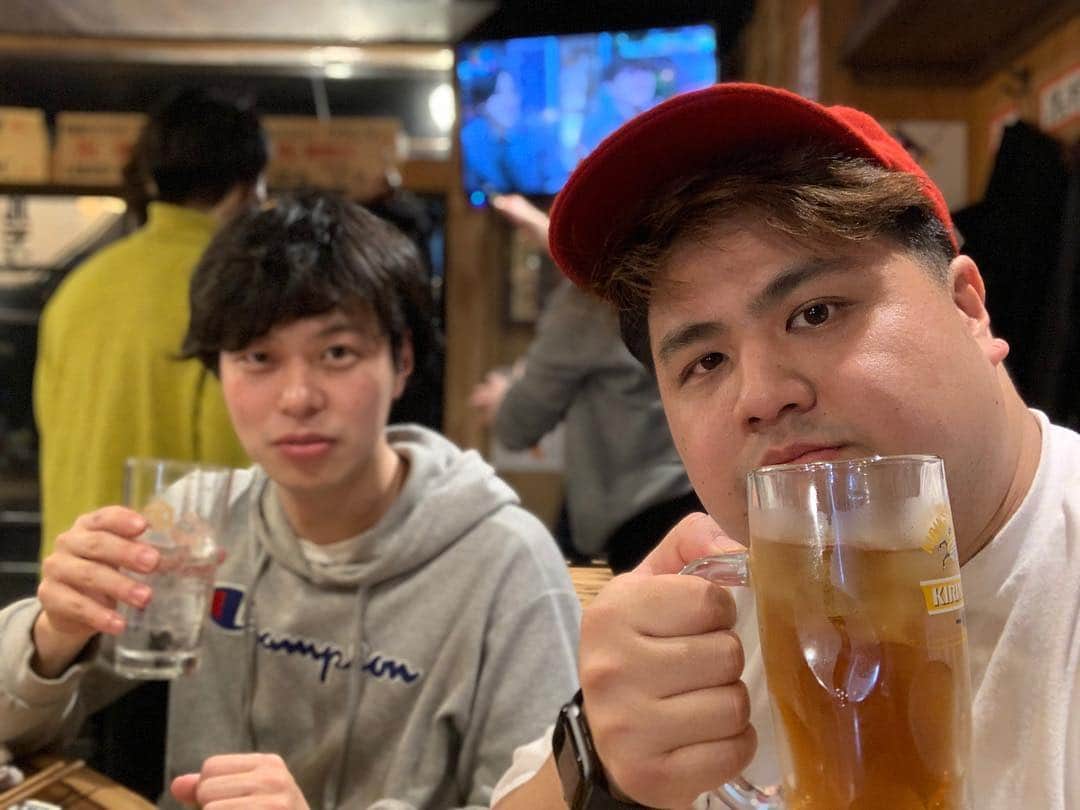 池田真一のインスタグラム：「楠見とキャプテンマーベル！ おもろ過ぎた！ 楠見はMARVELシリーズ初めて観たそうです！ それでもおもろ過ぎる言うてます！ 今は前から行ってみたかったホルモンフクシマ来てます！ 食べた事ないもやし食うてます！ 美味すぎ！」
