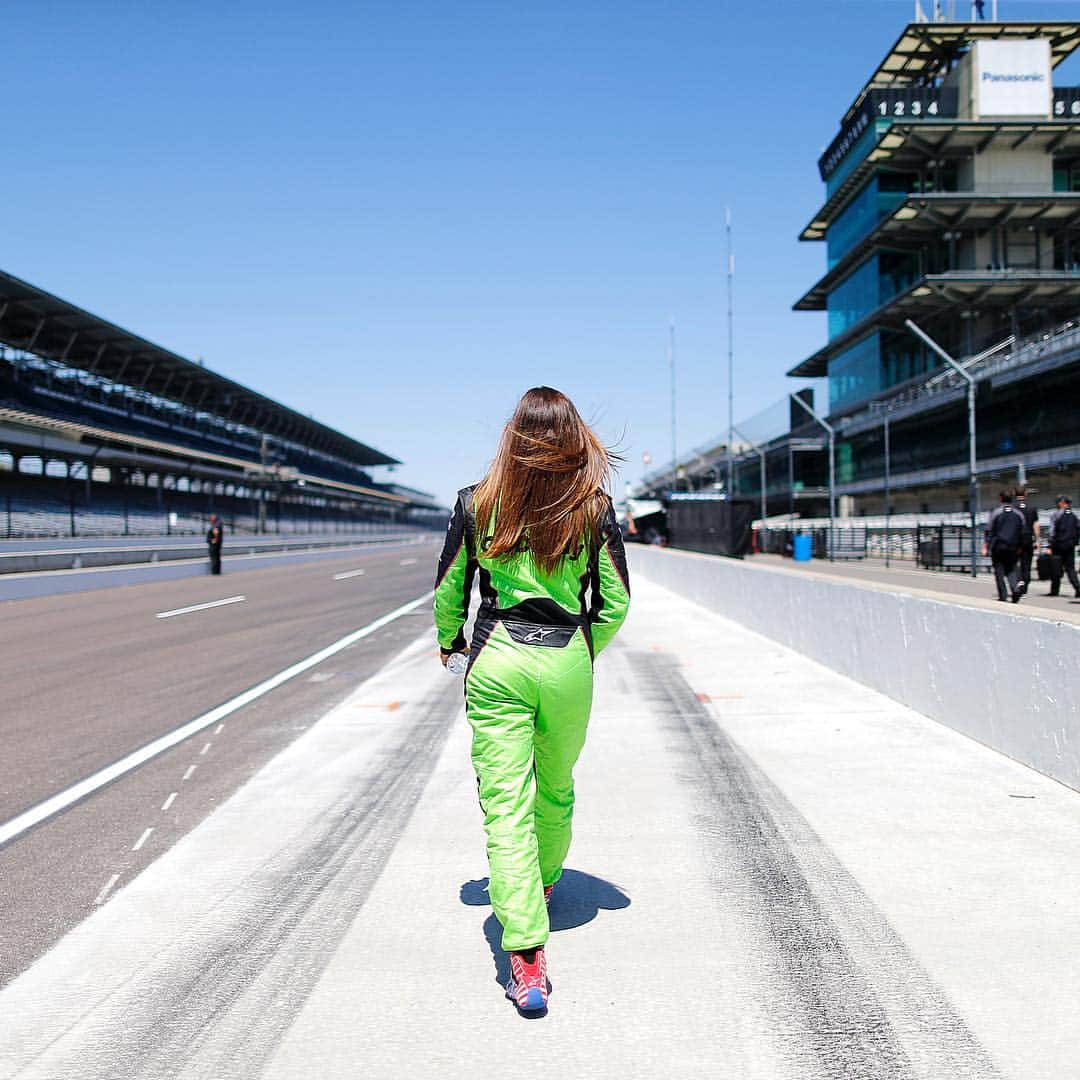 ダニカ・パトリックさんのインスタグラム写真 - (ダニカ・パトリックInstagram)「I’m coming back to the Indy 500!!!! As an analyst! 😉 A very big thank you to NBC for believing in me and putting me along side a legend, Mike Tirico.  When I say Indy feels like home to me, I really mean it. I have seen and emotionally felt every inch of it.... from on the track of course, to running so many miles around the outside of it early in the morning before the fans would arrive, to sleeping in my bus in the infield for weeks every year, to meeting so many of the loyal enthusiastic fans of this great race. I’m coming home, again...and I can’t wait! 🏁」3月21日 0時46分 - danicapatrick