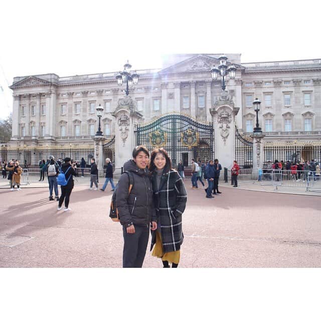 山田真以さんのインスタグラム写真 - (山田真以Instagram)「It’s been 8years since I lived in Brighton. Finally I was back to England :) When I went to St.Giles,my teacher and staffs are still there. Antonio noticed me and so surprised. He said”Mai...?oh,7 or 8 years...” I’m so happy to hear that. Because,it’s been 8 years since and he remembers me. Anthony even remembers my last name...! We could talk about this 8years.like my job ,my husband extra. I can’t express my feelings. That’s great day for me. Brighton is still my important place. . .  オフだったので、8年ぶりにイギリスに行ってきました🇬🇧✨💖 ロンドンは変わらず活気があって街並みが可愛い😊 美味しい日本食を堪能出来て、大満足🙆 ロンドンでは日本食しか食べなかった😂😂 そして、留学先に行くと…当時の先生やスタッフがまだいらしてて、覚えててくれました😭✨ すごくすごく嬉しかった… ブライトンは、私を元気にしてくれた場所。 8年ぶりに戻ってきてこんなエモーショナルな気持ちになるとは思わなかった。 学校に行くと、驚いたように、Mai...?! 7年とか8年ぶりかな？って 私のことを覚えててくれたり、 Mai Yamada!ってフルネームで名前を覚えててくれた先生。 日本でのラジオの仕事の話や夫との話など、たくさんたくさん話をすることが出来ました。 言葉に言い表すことが出来ない胸がいっぱいの気持ち。こんなの初めてだった。 ここに戻って来ることが出来て、本当に嬉しかった。 ブライトンの駅を降りると、当時の記憶が思い出されて、馴染みのバスに乗ってホストファミリーの家にも行きました。 会うことは出来なかったけれど、お隣の方にファミリーの近況を伺うことも出来ました。 また、ブライトンに行きたいな。 当時のクラスメイトは元気かな？ 海辺の街はそのままで、新しいタワーが出来ていたよ。 パビリオンもピアも、当時のままだった。  あんな日々はもう戻ってことないことは分かっているけれど、たまにはそっと思い出をのぞいて、また大事に大事にしまっておこう。  イギリスに連れてきてくれた夫に感謝です。 #帰り際の空港で職員さんとのやり取りの中で #lovelyが聞けて嬉しかった。 #イギリス英語 #夫は今日からドイツ遠征🇩🇪 #頑張ってきてね💪⚽️ #次はプレミア見にイギリス行きたいな🇬🇧 #今回は試合のタイミング合わず #残念 #イギリス#旅行#ブライトン#旅#留学#ロンドン#england#brighton#trip#travel#instagood#goodpic#london#lovely」3月21日 1時00分 - maaai.yamada