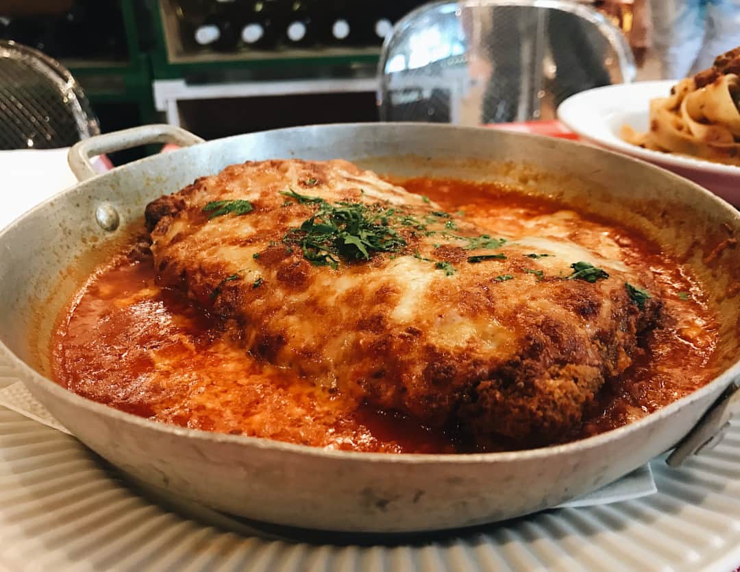 Eataly Brasilさんのインスタグラム写真 - (Eataly BrasilInstagram)「Ainda dá tempo de chegar no nosso restaurante Trattoria para aproveitar um bom almoço. Que tal um bom Filetto alla Parmigiana, aquele clássico filé mignon empanado e frito, com molho de tomate e mix de queijos? Hoje a Trattoria funciona até as 15h e depois das 19h às 23h - lembrando que hoje no jantar também tem Noite da Burrata @tuttolatte, viu?  #EatalySP #SouEatalyano #Trattoria #RestauranteEataly」3月21日 0時54分 - eatalybr