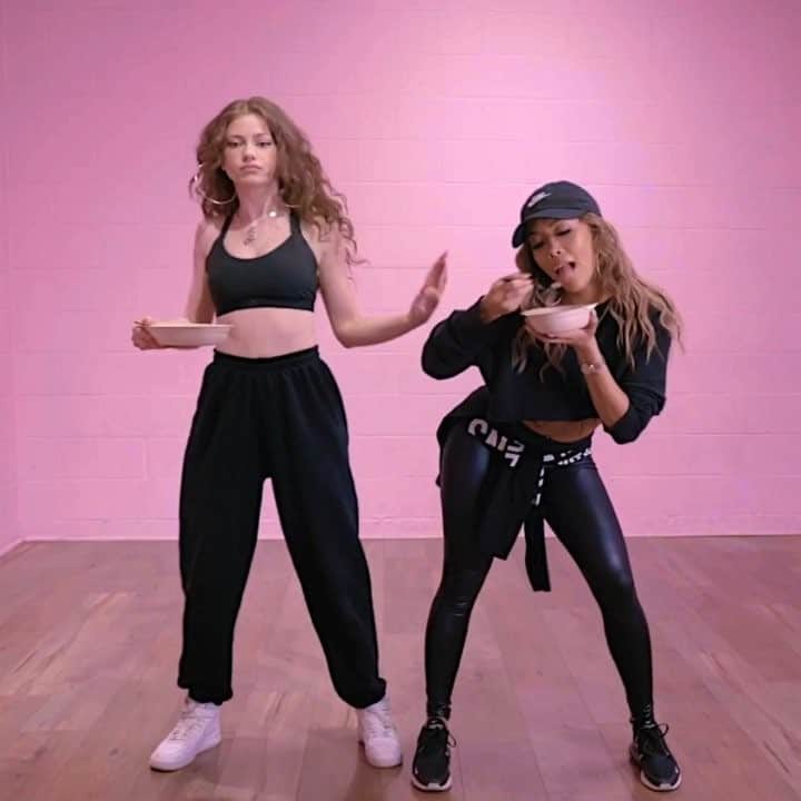 リアン Vのインスタグラム：「When hungry friends link up 🍴💕 w/ @iam_dytto (tag a hungry friend!) 😂」