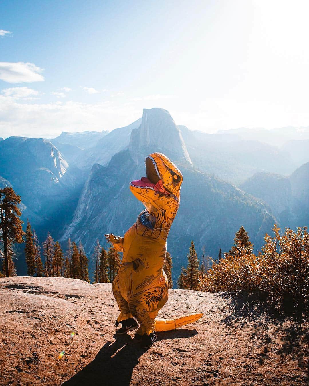 Visit The USAさんのインスタグラム写真 - (Visit The USAInstagram)「@yosemitenps’ otherworldly beauty may look like something out of the Mesozoic era, but please remember, all dinosaurs must be leashed 😉. 📸@jguzmannn」3月21日 1時01分 - visittheusa