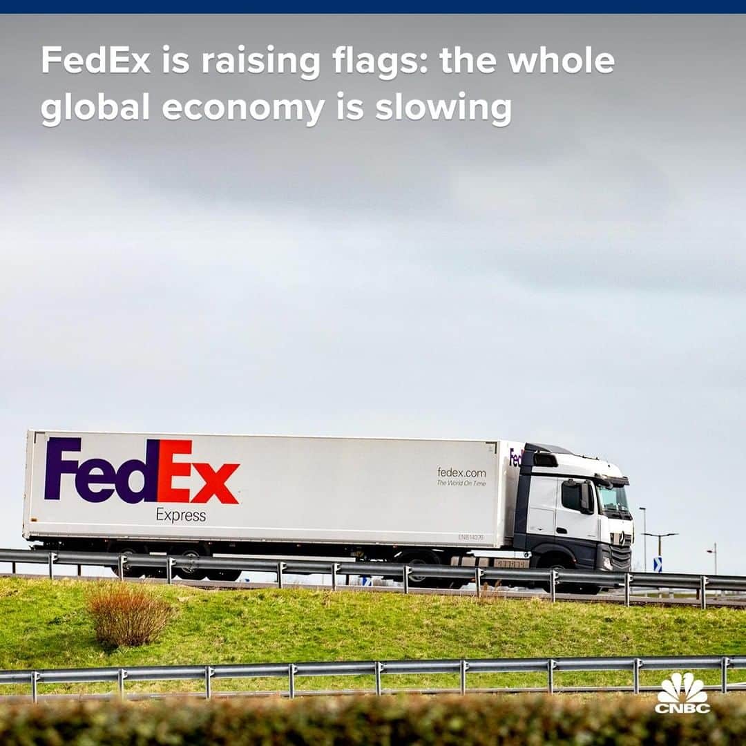 のインスタグラム：「The U.S. economy may be strong, but a top executive at FedEx said its international business has been weakening, especially in Europe. Now he’s flagging serious concerns about the global economy.⁣ ⁣ FedEx just missed on earnings and slashed full-year guidance. They reported declining international revenue, citing unfavorable exchange rates and the negative effects of trade battles.⁣ ⁣ FedEx shares have also dropped roughly 27% in the past year, lagging the XLI industrial ETF’s 1% decline.⁣ ⁣ A number of other multinational companies have also warned about a global economic slowdown, leaving some investors on edge.⁣ 😬 ⁣ *⁣ *⁣ *⁣ *⁣ *⁣ *⁣ *⁣ *⁣ ⁣ #FedEx #International #GlobalEconomy #Economy #Trade #Tension #FedExExpress #Shipping #business #BusinessNews #News #Executive #Warning #Flag #CNBC」