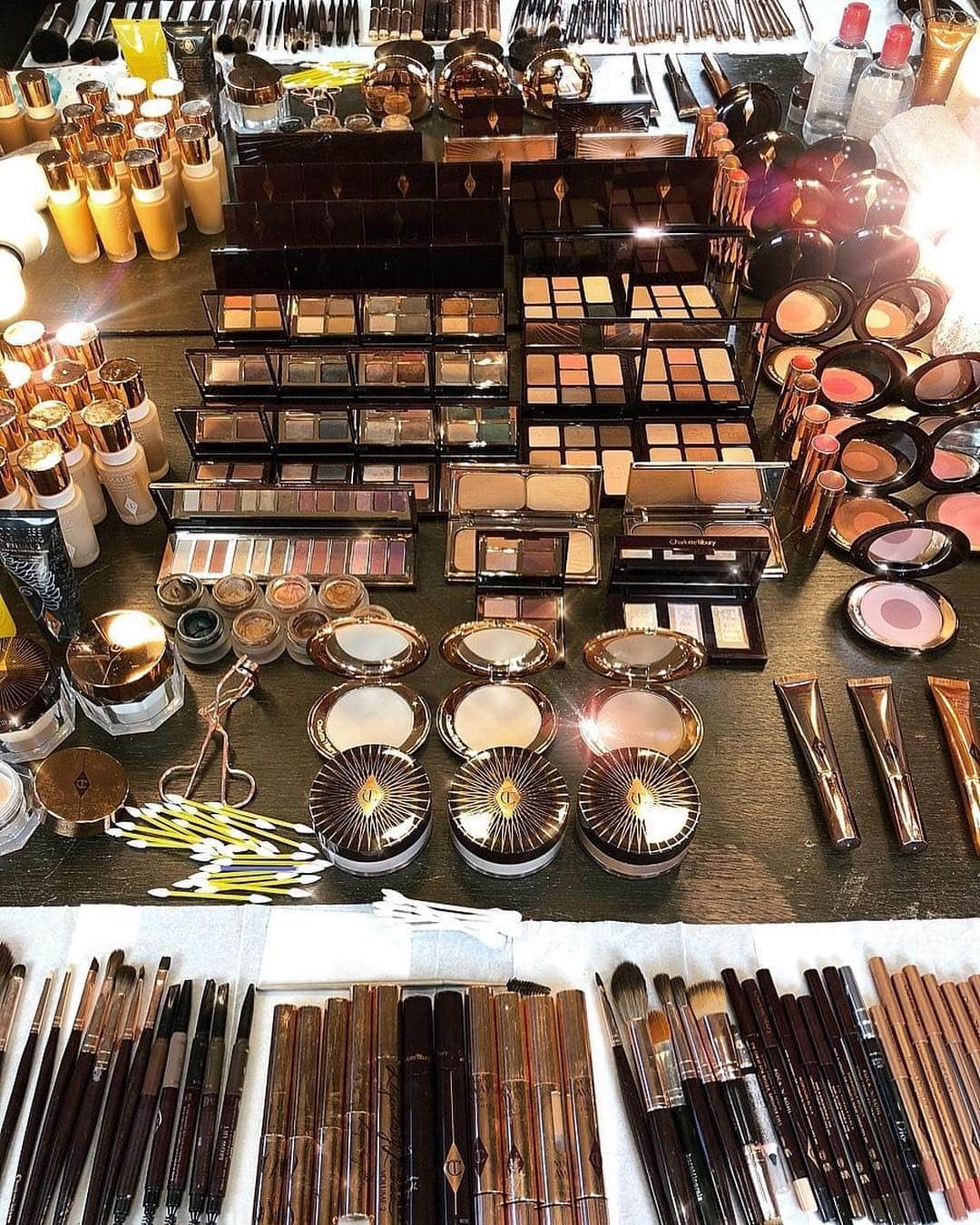 シャーロット・ティルベリーさんのインスタグラム写真 - (シャーロット・ティルベリーInstagram)「The ULTIMATE makeup setup for an exciting shoot today!! Can you guess what’s coming soon darlings?? 🤫💖 #CharlotteTilbury #MakeupSetup」3月21日 1時02分 - charlottetilbury