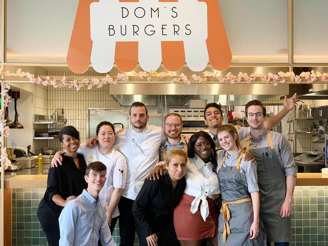 DOMINIQUE ANSEL BAKERYさんのインスタグラム写真 - (DOMINIQUE ANSEL BAKERYInstagram)「Team LA ready for our Dom’s Burger Park picnic. 🍔 Today to Friday, and next Monday to Friday, 11:30am-2:30pm at @189bydominiqueansel. #picnic #DomsBurgerPark #189byDominiqueAnsel @TheGroveLA」3月21日 1時02分 - dominiqueansel