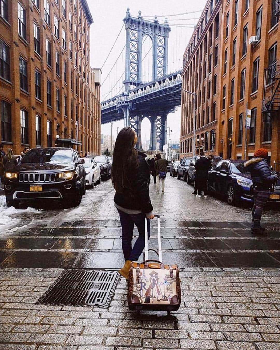 ニコールリーさんのインスタグラム写真 - (ニコールリーInstagram)「@memissgirl in NYC carrying her “Lonely in Paris” Luggage 😍😍😍 perfect for a weekend getaway❤️❤️❤️ #nicoleleeusa #nicolelee #nllook #handbags #travel」3月21日 1時03分 - nicoleleeusa